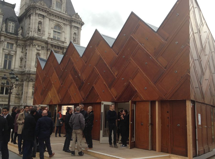 Pavillon circulaire installé sur le parvis de l'Hôtel de ville à Paris