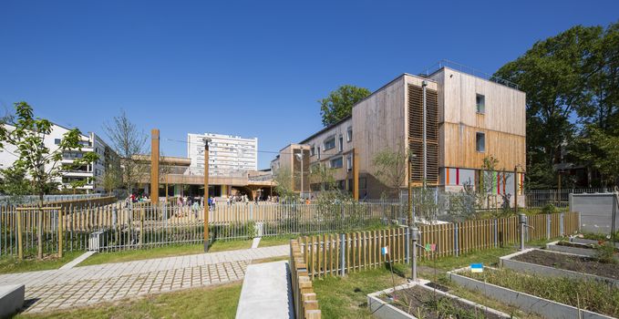 Groupe scolaire à énergie zéro à Montreuil